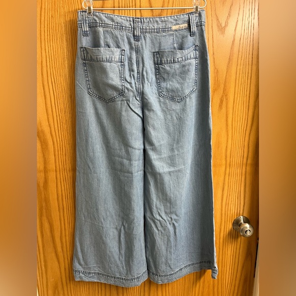 Level 99 Anthropologie light wash - Picture 5 of 9
